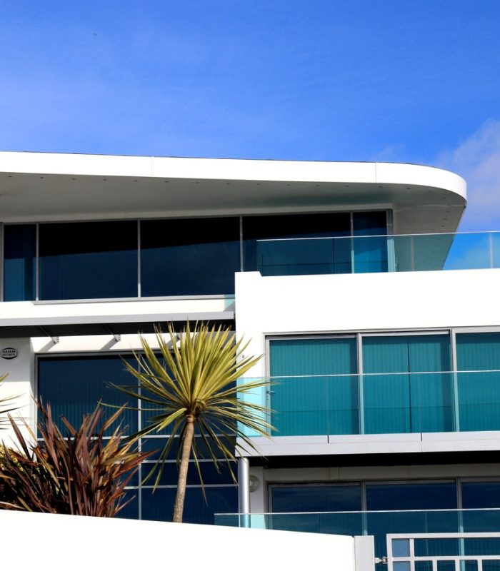 batiment moderne avec palmiers devant réalisé par le Constructeur de maisons à Douai